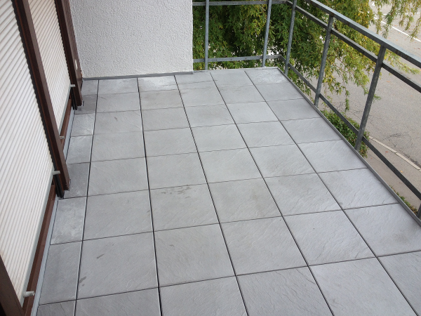 Betonplatten auf einem Balkon